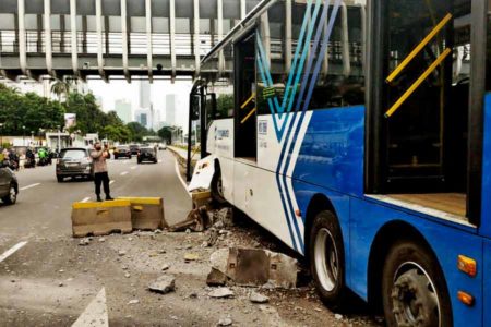 Truk Boks Terbakar di Lajur Kiri Jalan Tol Arah Cileunyi Dini Hari Tadi