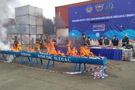 Lindungi Pelaku Usaha dalam Negeri, Bea Cukai Musnahkan Jutaan Barang Ilegal
