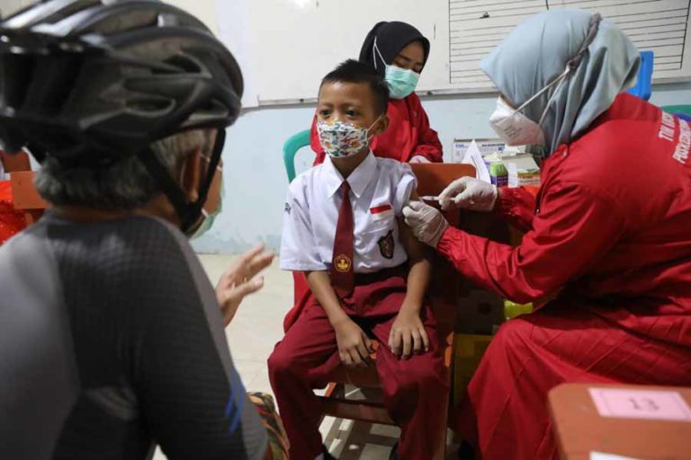 Grogi Ditemani Gubernur, Anak-anak SD tetap Antusias ikuti Vaksinasi