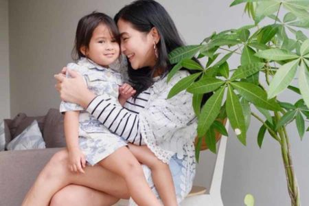 Aksi Serasi Ibu dan Anak ala Caca Tengker