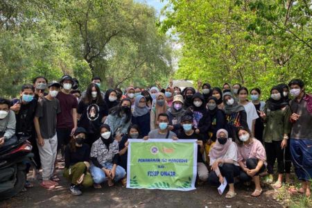 Dorong Pelestarian Lingkungan, Mahasiswa FISIP Unair Gelar Acara 1000 Mangrove untuk Bumi
