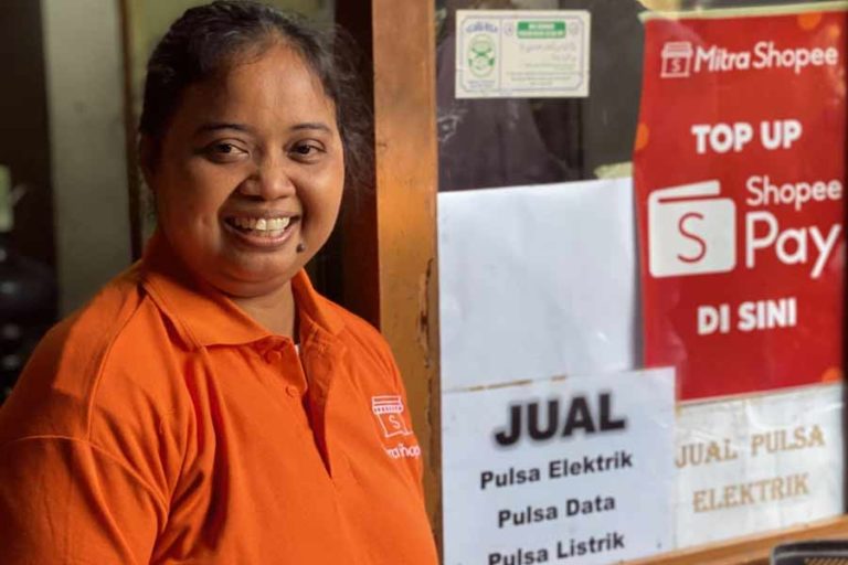 Senyum Suminem, Penjual Jamu Keliling yang Raih Rezeki dari Mitra Shopee