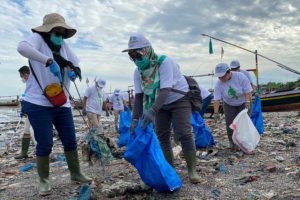 Pemkab Pasuruan dan Masyarakat Gelar Aksi Bersih-bersih Pantai Lekok