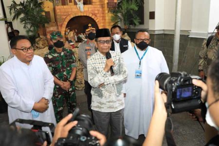 Pastikan Keamanan Natal, Menkopolhukam Tinjau Gereja Surabaya