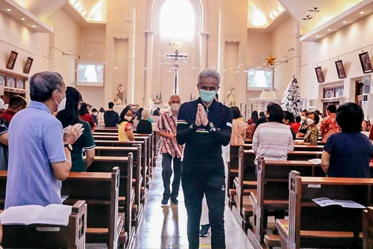 Ganjar Keliling Gereja-gereja untuk Sapa Jemaat Misa Natal