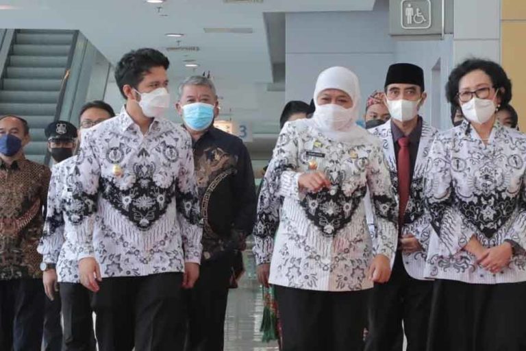 Gubernur Khofifah Terima Anugerah Dwija Praja Nugraha dari PGRI Pusat