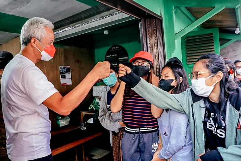 Pelajar Luar Jawa yang Jauh dari Keluarga itu Rayakan Natal bareng Ganjar