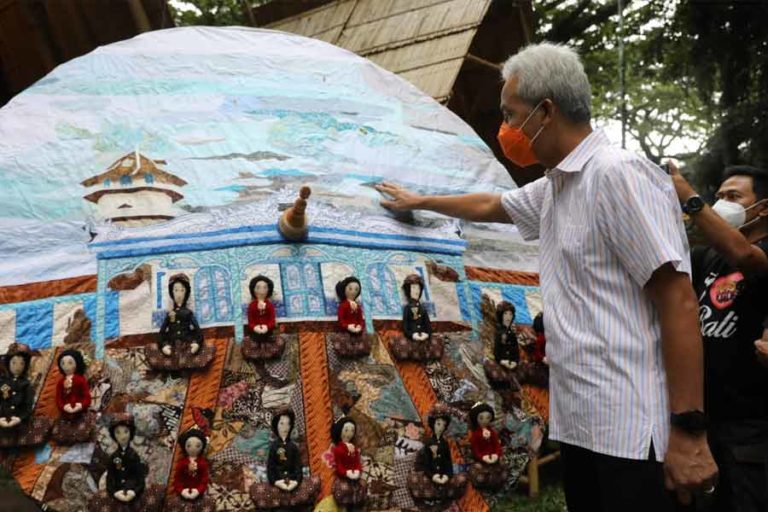 Ganjar Ramaikan Festival Payung Indonesia, Geli Lihat Payung Bolong-Bolong