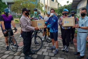 Sambang Posko Nataru, Ganjar Bagi-bagi Bingkisan ke Petugas Jaga