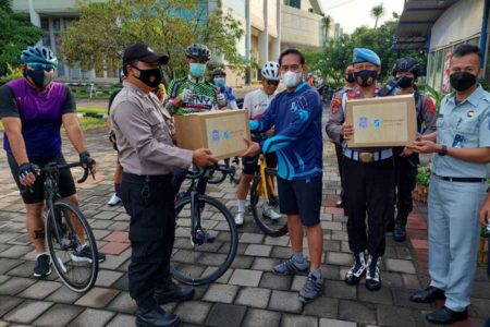 Sambang Posko Nataru, Ganjar Bagi-bagi Bingkisan ke Petugas Jaga
