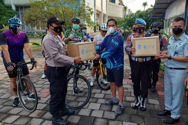 Sambang Posko Nataru, Ganjar Bagi-bagi Bingkisan ke Petugas Jaga