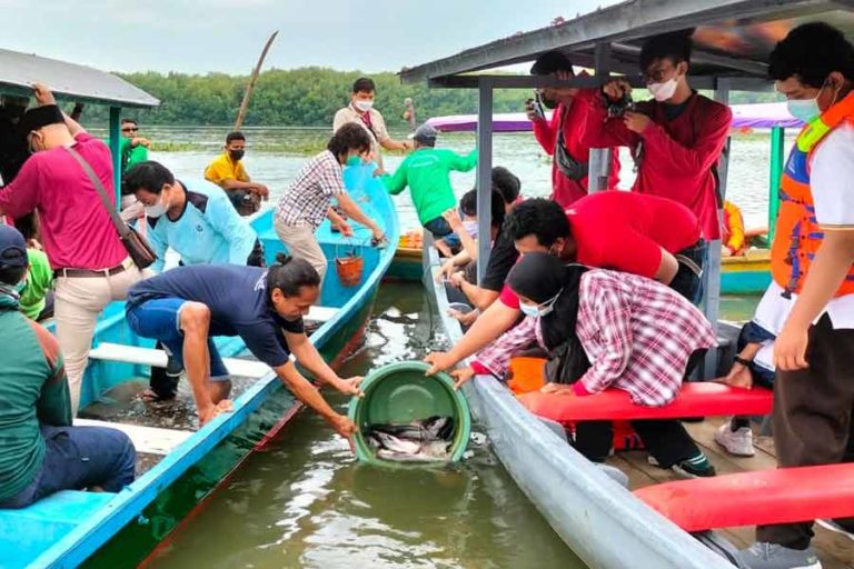 Young Buddhist Association Gelar Pelepasan Satwa di Kawasan Wisata Mangrove Surabaya