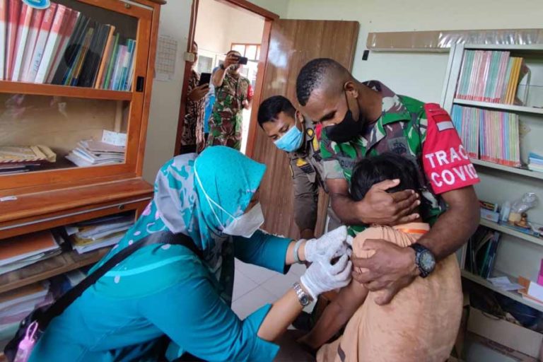Babinsa Laren Terjun Langsung untuk Kawal Vaksinasi Anak 6 – 11 tahun