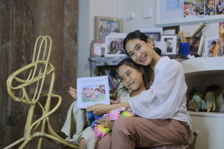 Terbitkan Buku Cerita Kina, Happy Salma Terinspirasi Tumbuh Kembang Anaknya