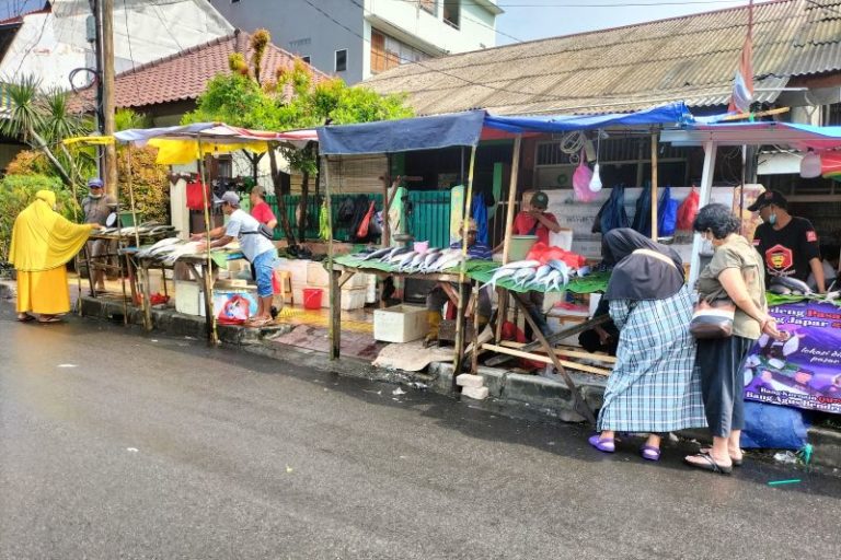 Jelang Imlek, Pedagang Ikan Bandeng Banjiri Jalan Rawa Belong Jakarta Barat
