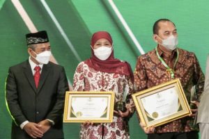 Punya Kepedulian Terhadap Gerakan Zakat Indonesia, Gubernur Khofifah Terima Penghargaan Baznas Award 2022