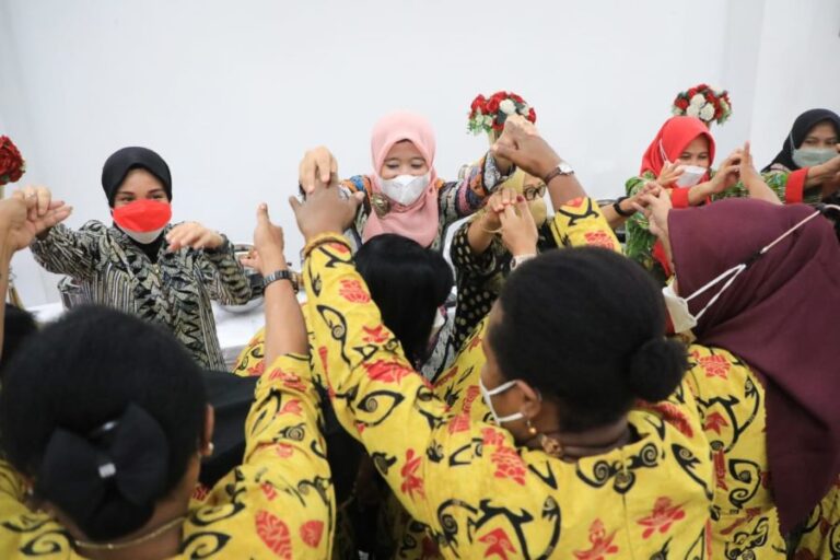 Kunjungi Jateng, DWP Papua Lakukan Tarian Yospan Bersama Atikoh Ganjar