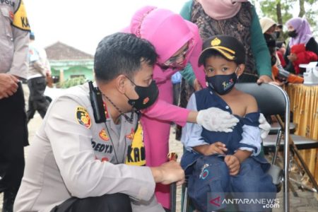 Hadiah dan Badut Datang, Anak Peserta Vaksinasi Covid-19 pun Senang