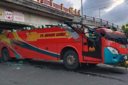Sebanyak 17 Orang Luka-luka, Bus dari Medan Menuju Jambi Tabrak Fly Over