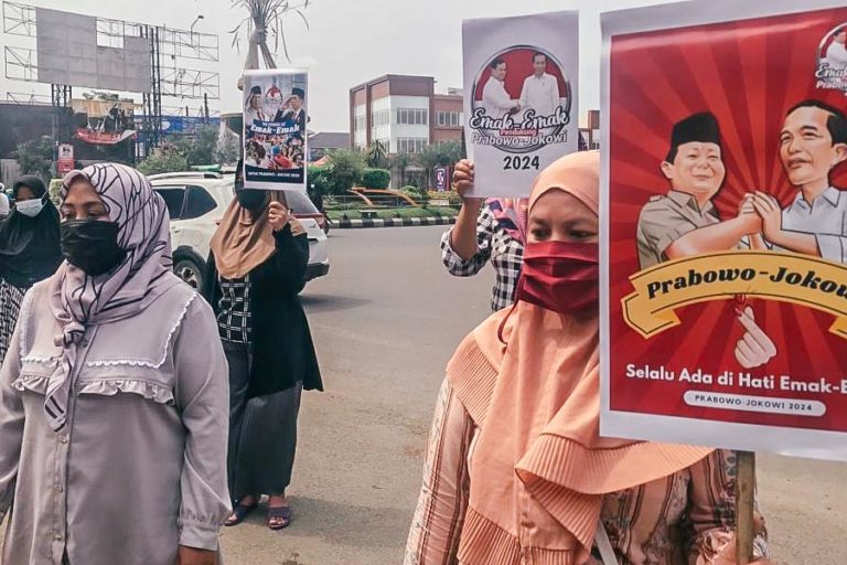 Puluhan Emak-emak Deklarasi Prabowo-Jokowi Maju di Pilpres 2024