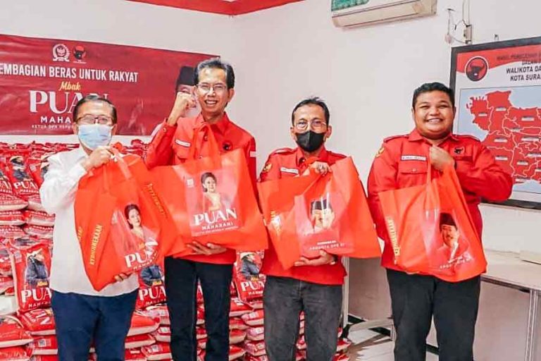 Awal Tahun, Bambang DH dan Kader PDIP Surabaya Bagikan Beras untuk Warga