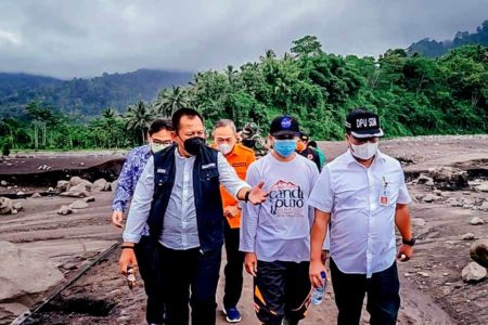 Tinjau Huntara Korban APG di Lumajang, Plh Sekda Prov Jatim Pastikan Listrik Teraliri
