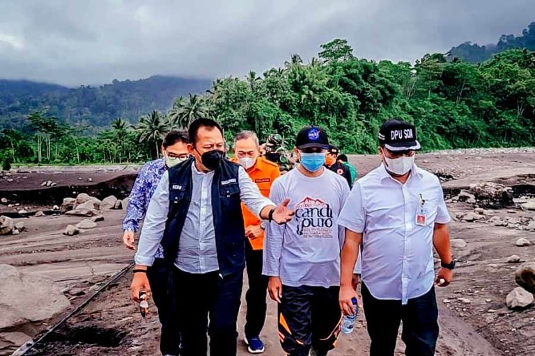 Tinjau Huntara Korban APG di Lumajang, Plh Sekda Prov Jatim Pastikan Listrik Teraliri
