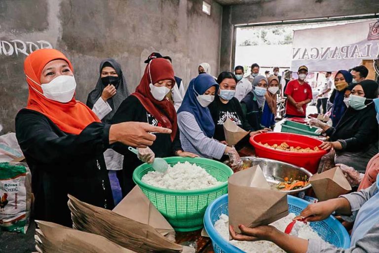 Tinjau Dapur Umum APG Semeru, Khofifah Pastikan Permakanan Pengungsi Layak dan Tercukupi