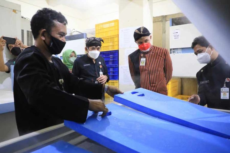 Sidak Gudang Dinkes Jateng, Ganjar Ingin Pastikan Masa Kadaluarsa Vaksin