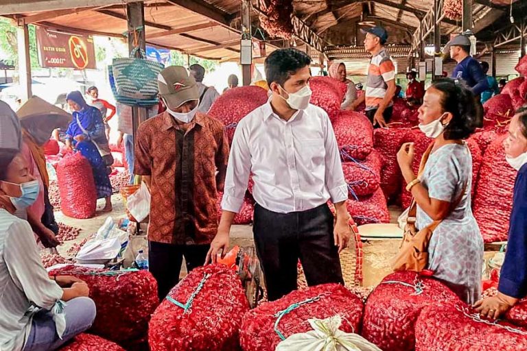 Sidak Pasar Induk Bawang Merah Nganjuk, Pedagang Senang Emil Dardak tidak hanya Datang saat Kampanye