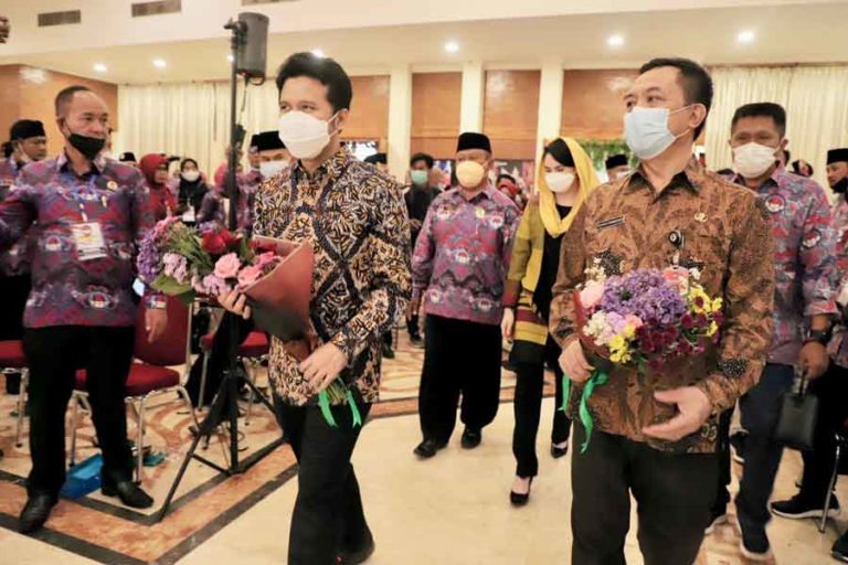 Wagub Emil Ajak Perangkat Desa Prioritaskan Kesejahteraan di Pedesaan