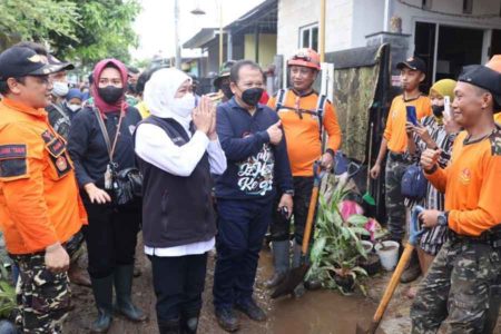 Tinjau Banjir Bandang Jember, Gubernur Khofifah Apresiasi Gotong Royong Warga
