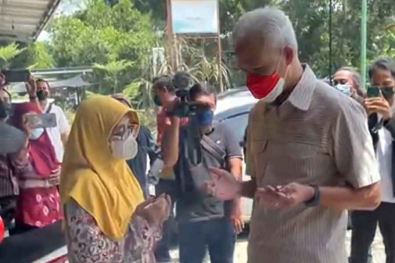 Wanita ini Gantikan Anaknya yang telah Meninggal untuk Bertemu Gubernur Jateng