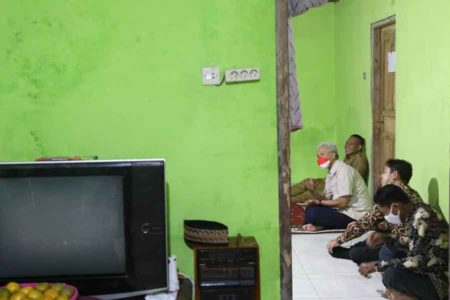 Bermalam di Rumah Warga, Ganjar : Dua Tahun Tak Bisa Begini Karena Pandemi