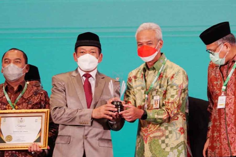 Ganjar Pranowo Terima Penghargaan Inovasi dan Pengelolaan Zakat Terbaik Nasional
