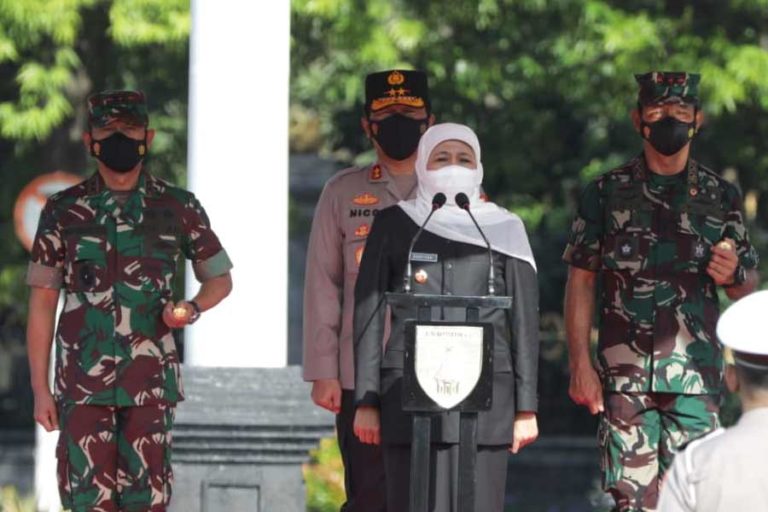 Kembali Tegakkan Prokes di Masyarakat, Gubernur Khofifah Pimpin Apel Pamor Keris