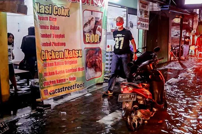 Malam Tahun Baru, Ganjar Tinjau Banjir Semarang Sampai Sandal Jebol