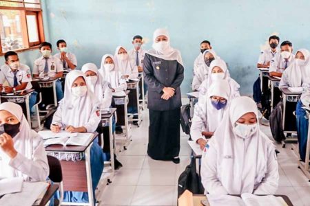 Tinjau PTM di Gresik, Khofifah Sebut Kapasitas Siswa Didasarkan Cakupan Vaksin Dosis Dua