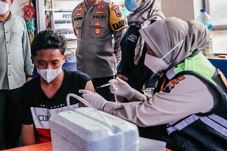 Dapat Laporan Kendala Vaksinasi, Taj Yasin Pimpin Langsung Percepatan di Daerah