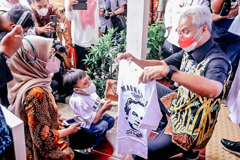 Tinjau Vaksinasi, Ganjar dapat Kaos dan Lukisan produk UMKM Disabilitas