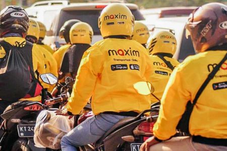 YPSSI Berikan Santunan pada Pengemudi dan Penumpang Maxim yang Alami Kecelakaan