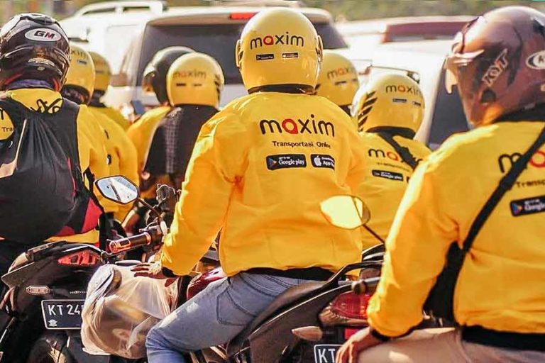YPSSI Berikan Santunan pada Pengemudi dan Penumpang Maxim yang Alami Kecelakaan