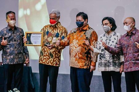 Jadi Provinsi Penyedia Kredit Kerakyatan Terbaik, Ganjar Terima Penghargaan KUR 2021