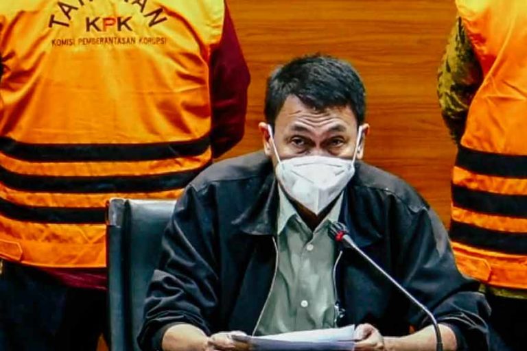 Ditetapkan Sebagai Tersangka, Hakim PN Surabaya Langsung Ditahan KPK