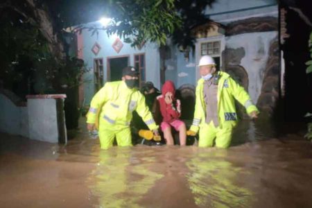 Curah Hujan Tinggi dan Tanggul Jebol, BPBD Evakuasi Warga Kediri