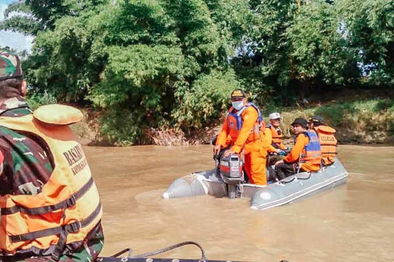 Tim SAR Masih Mencari Remaja Brebes yang Tenggelam di Sungai Cisanggarung Cirebon