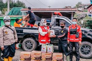 PMI Pekalongan Bagikan Family Kit dan Sembako pada Korban Bencana