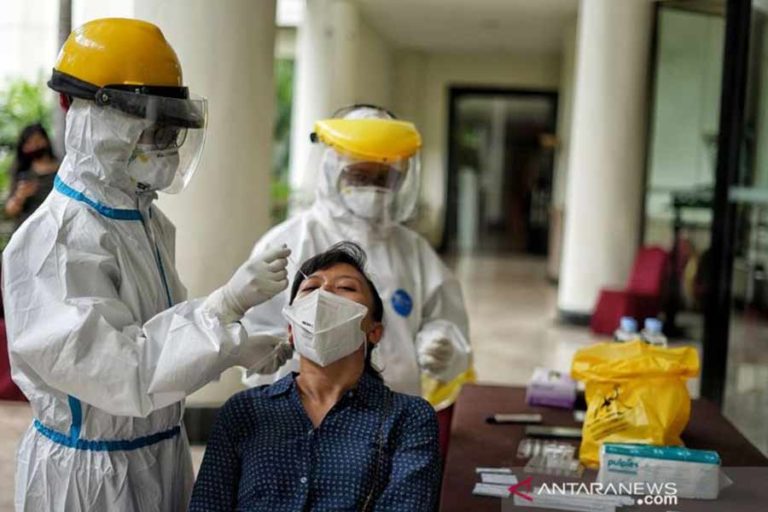 Diduga Transmisi Lokal, Warga Kota Cimahi Terkonfirmasi Omicron swap tes usap antigen