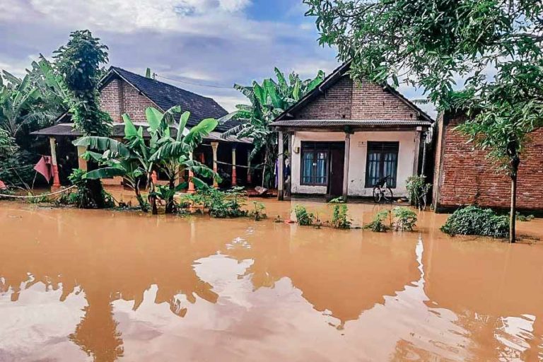 Banjir Surut, Warga Mulai Membersihkan Sisa Material Sampah