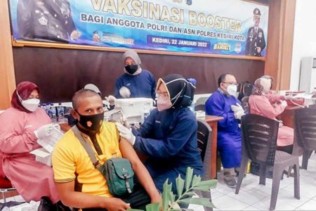 676 Anggota Polri Kediri Disuntik Vaksin Covid-19 Penguat